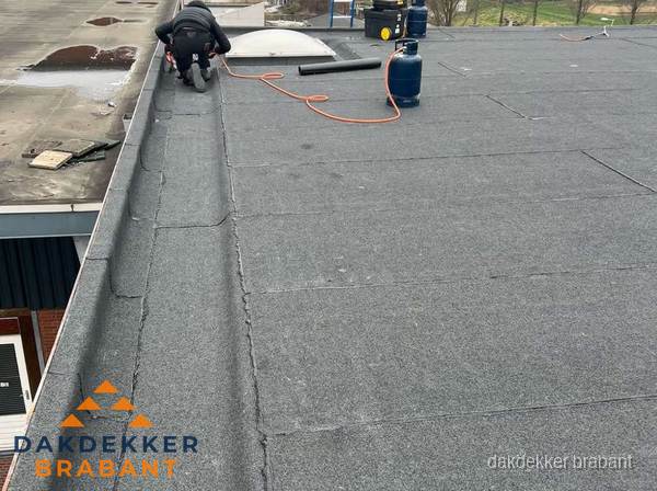 Dakdekker repareert bitumen dakbedekking op groot plat dak in Brabant Dakdekker repareert bitumen dakbedekking op groot plat dak in Brabant