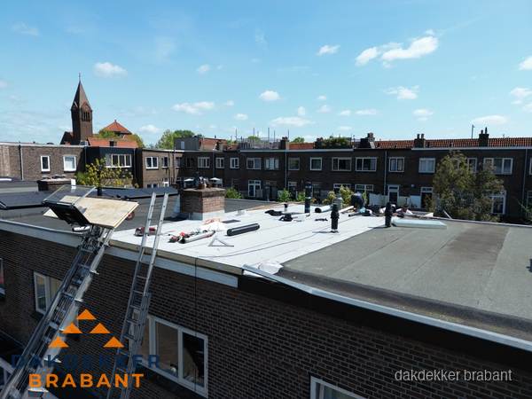 Dakdekkers aan het werk op plat dak in Brabant