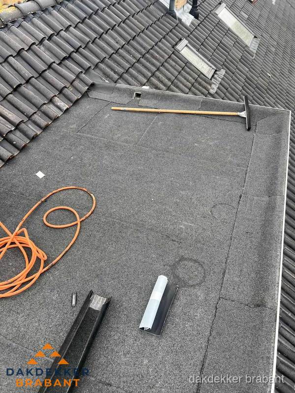 Plat dak reparatie met gereedschap en loodstroken in Brabant Plat dak reparatie met gereedschap en loodstroken in Brabant