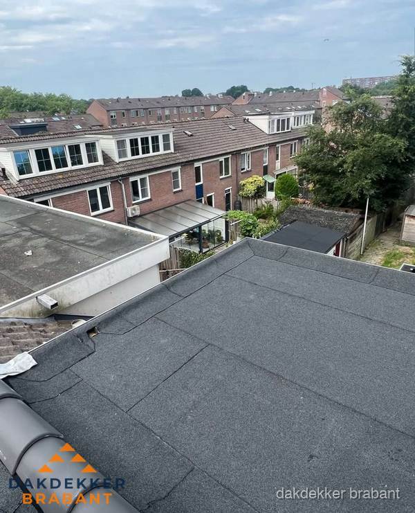 Vernieuwd plat dak met bitumen in woonwijk in Brabant Vernieuwd plat dak met bitumen in woonwijk in Brabant