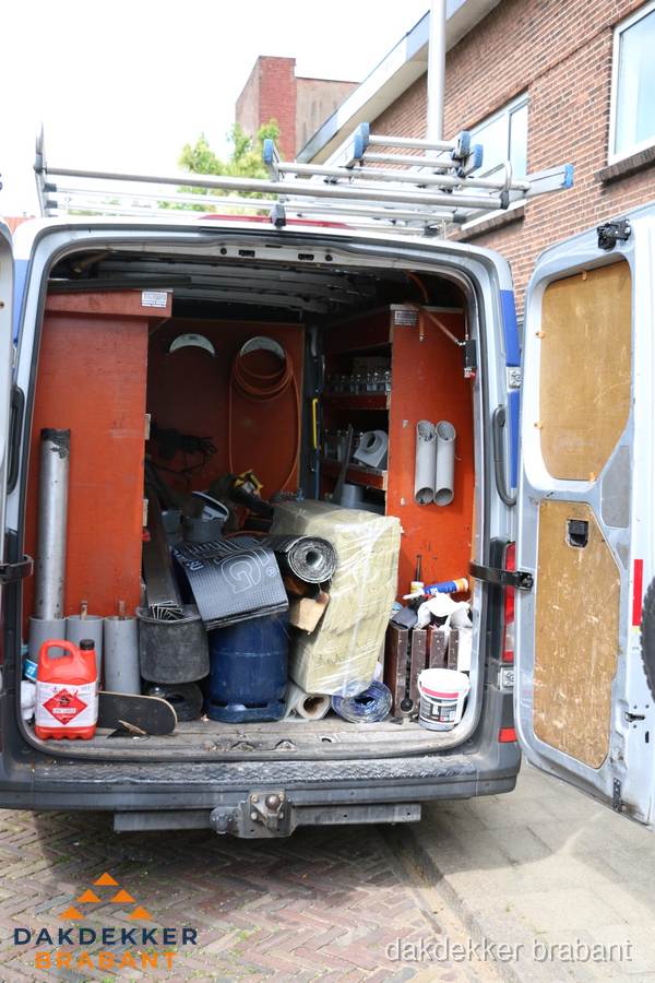 Bedrijfsbus van dakdekker met gereedschap en materialen in Brabant Bedrijfsbus van dakdekker met gereedschap en materialen in Brabant