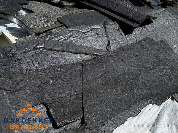 Verwijderd oud bitumen dakleer klaar voor vervanging in Brabant