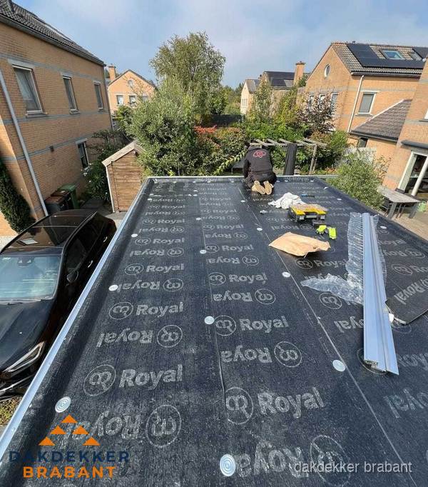Dakdekker aan het werk op plat dak renovatie in Brabant