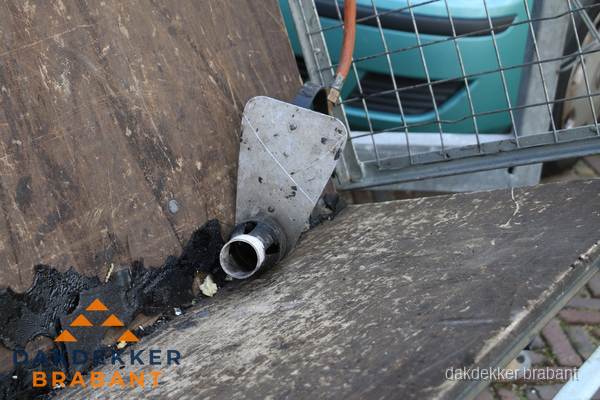 Dakdekkers gasbrander voor bitumen werkzaamheden in Brabant