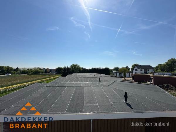 Groot plat dak met bitumen dakbedekking op bedrijfspand in Brabant Groot plat dak met bitumen dakbedekking op bedrijfspand in Brabant