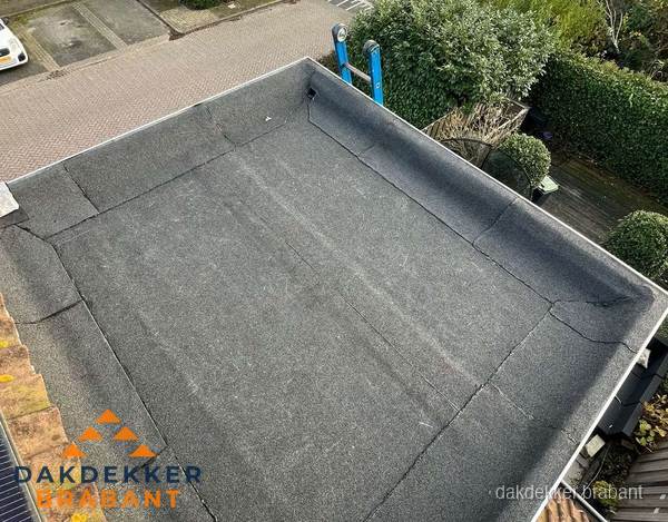 Gerenoveerd plat dak met nieuwe bitumen dakbedekking in Brabant