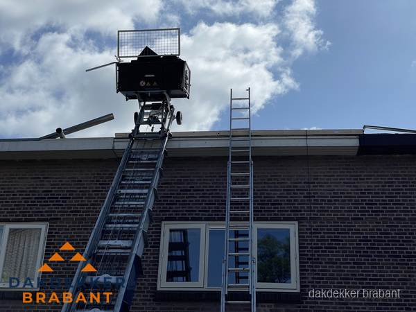 Ladderlift en ladder bij woning voor dakinspectie in Brabant