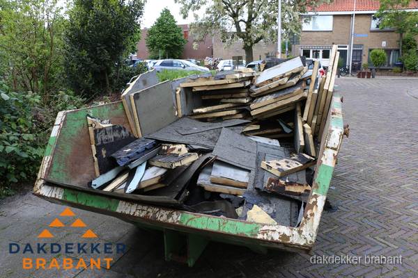 Puincontainer met oud dakmateriaal na dakrenovatie in Brabant Puincontainer met oud dakmateriaal na dakrenovatie in Brabant