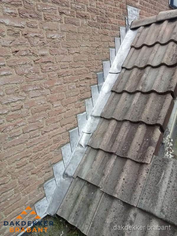 Loodslabben langs dakaansluiting bij bakstenen muur in Brabant Loodslabben langs dakaansluiting bij bakstenen muur in Brabant