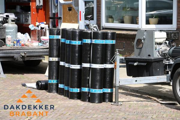 Rollen bitumen dakbedekking klaar voor daklekkage reparatie in Brabant