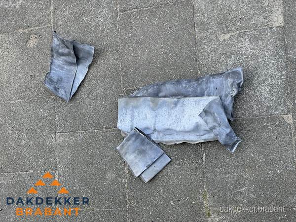 Oude verwijderde loodslabben na vervanging in Brabant Oude verwijderde loodslabben na vervanging in Brabant