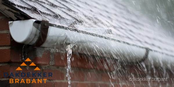 Lekkende dakgoot tijdens regenval in Brabant