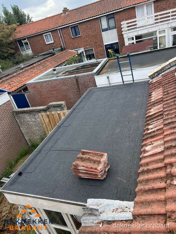 Aanbouw plat dak met reservepannen voor dakpannen vervangen in Brabant Aanbouw plat dak met reservepannen voor dakpannen vervangen in Brabant