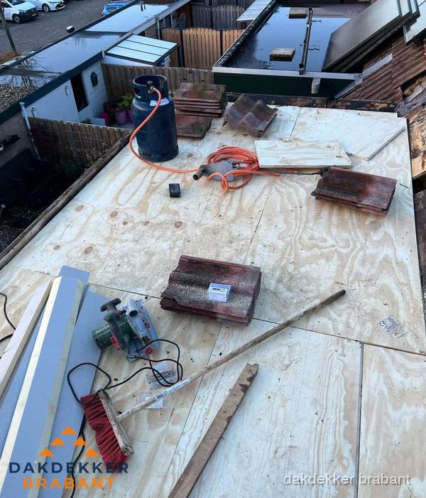 Dakreparatie werkzaamheden op plat dak met gereedschap in Brabant Dakreparatie werkzaamheden op plat dak met gereedschap in Brabant
