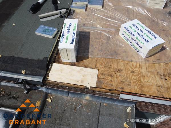 Plat dak isolatie met Kingspan isolatieplaten tijdens renovatie in Brabant Plat dak isolatie met Kingspan isolatieplaten tijdens renovatie in Brabant
