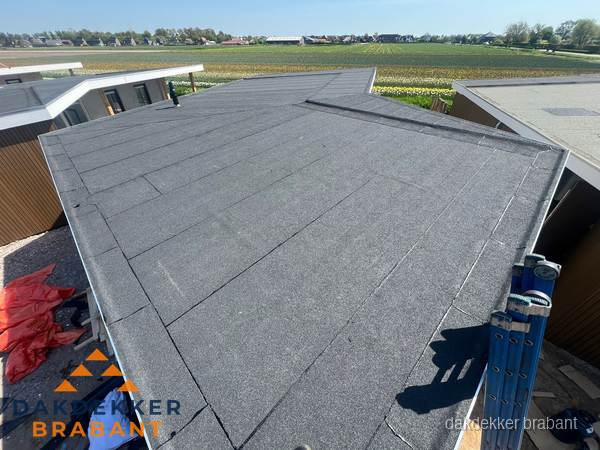 Nieuw bitumen plat dak met uitzicht over landschap in Brabant Nieuw bitumen plat dak met uitzicht over landschap in Brabant