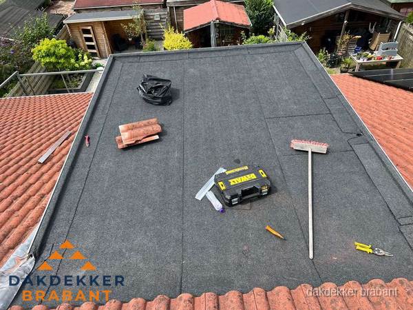 Gereedschap op nieuw plat dak na renovatie in Brabant Gereedschap op nieuw plat dak na renovatie in Brabant