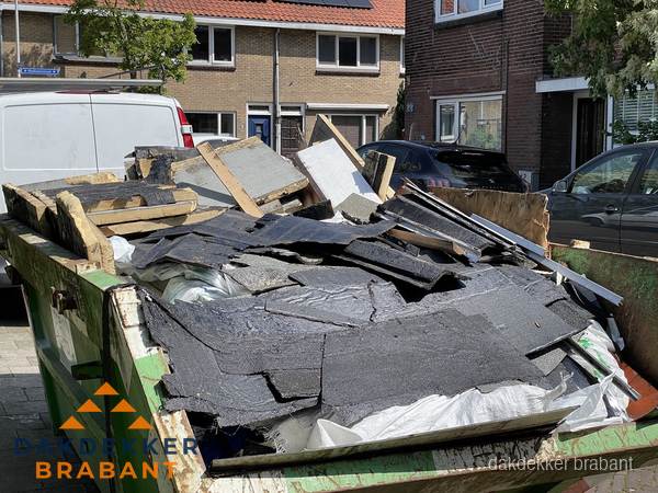 Afvalcontainer met gesloopt dakmateriaal tijdens dakkapel renovatie in Brabant Afvalcontainer met gesloopt dakmateriaal tijdens dakkapel renovatie in Brabant