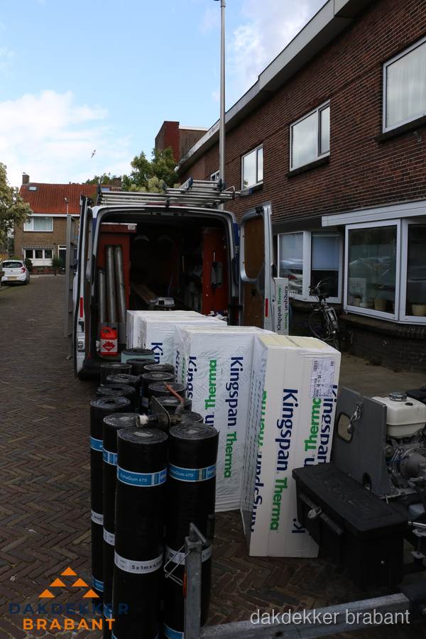 Levering van Kingspan isolatieplaten en bitumenrollen voor dakproject in Brabant