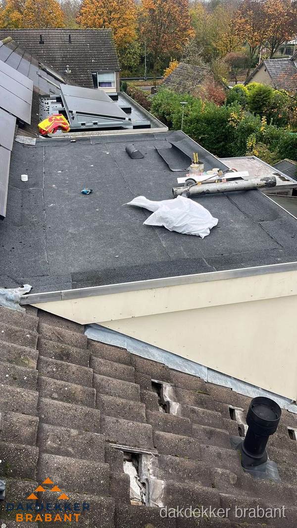 Beschadigde dakbedekking op plat dak voor reparatie in Brabant