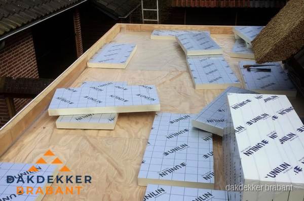 PIR isolatieplaten leggen op plat dak in Brabant