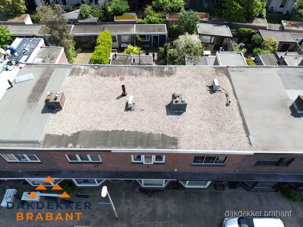 Plat dak met grindballast en dakdoorvoeren in Brabant
