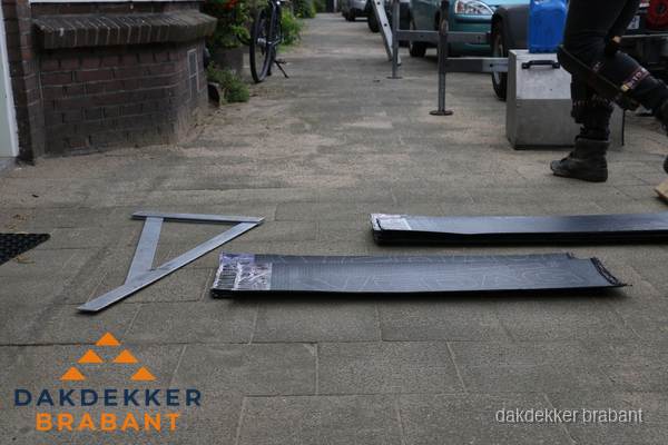 Dakbedekkingsmateriaal en zinkwerk klaargelegd voor reparatie in Brabant