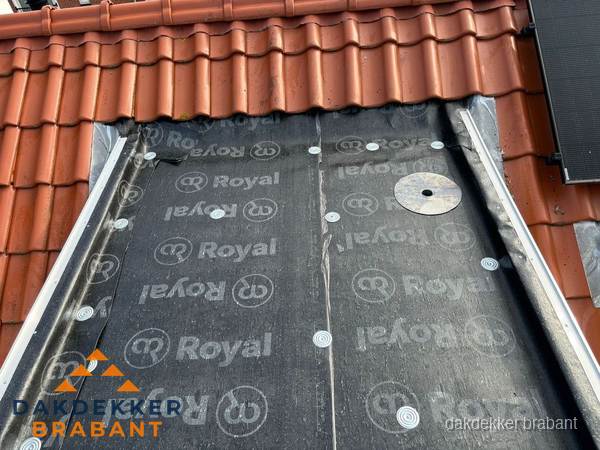Nieuw dak met dakpannen en Royal onderlaag bij woning in Brabant Nieuw dak met dakpannen en Royal onderlaag bij woning in Brabant