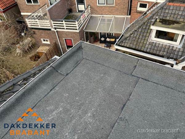 Overzicht plat dak met dakgoot in woonwijk Brabant