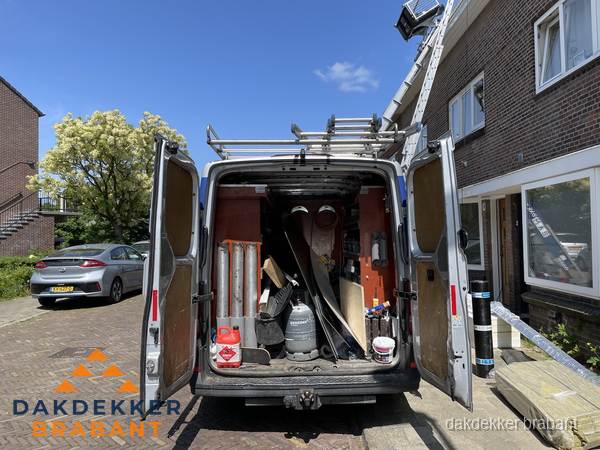 Spoed dakdekker bus met gereedschap en ladder bij woning in Brabant Spoed dakdekker bus met gereedschap en ladder bij woning in Brabant