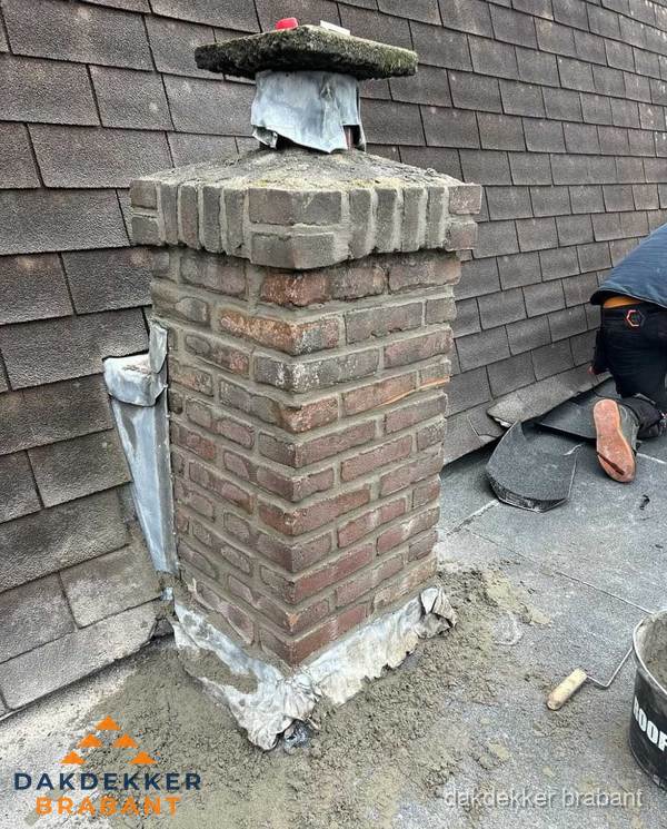 Schoorsteen reparatie met lood en voegwerk op leien dak in Brabant Schoorsteen reparatie met lood en voegwerk op leien dak in Brabant
