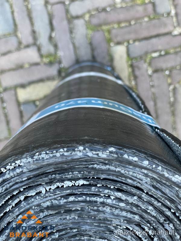 Rol bitumen dakleer met leislag voor plat dak in Brabant Rol bitumen dakleer met leislag voor plat dak in Brabant