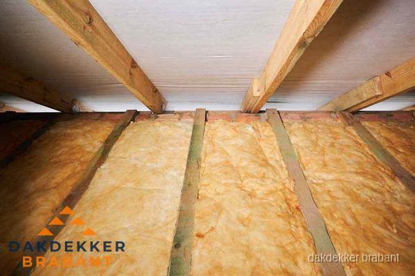 Dakisolatie met glaswol tussen dakspanten in Brabant Dakisolatie met glaswol tussen dakspanten in Brabant