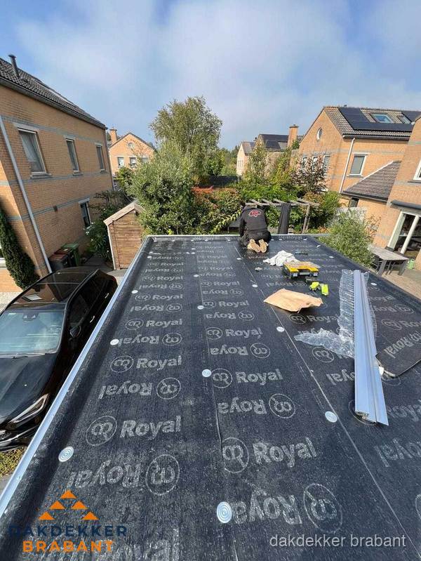 Nieuwe Royal bitumen dakbedekking op plat dak van aanbouw in Brabant Nieuwe Royal bitumen dakbedekking op plat dak van aanbouw in Brabant