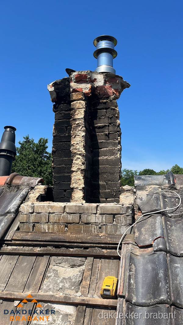 Beschadigde schoorsteen met nieuwe rookgasafvoer op oud dak in Brabant Beschadigde schoorsteen met nieuwe rookgasafvoer op oud dak in Brabant