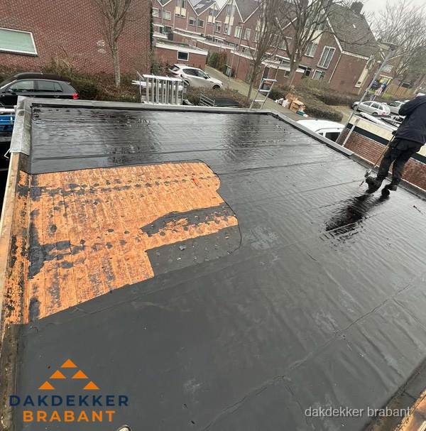 Dakdekker brengt EPDM dakbedekking aan op plat dak in Brabant