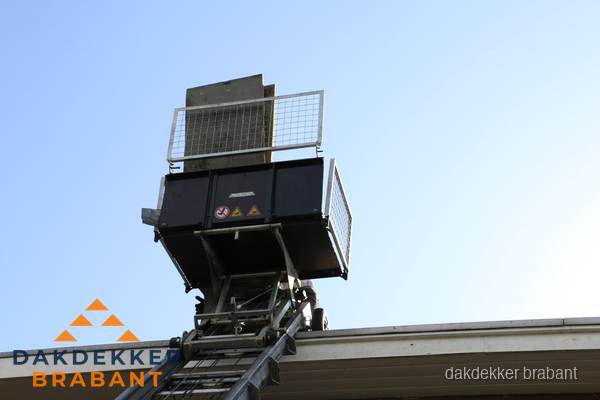 Dakdekkerslift voor materiaal transport bij dakwerkzaamheden in Brabant