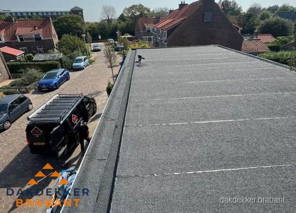 Nieuw bitumen plat dak met uitzicht over woonwijk in Brabant Nieuw bitumen plat dak met uitzicht over woonwijk in Brabant