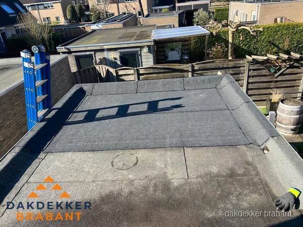 Dakdekker bij bitumen plat dak renovatie in Brabant Dakdekker bij bitumen plat dak renovatie in Brabant