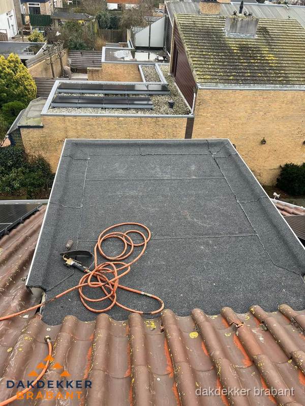 Reparatie aansluiting plat dak en schuin dak in Brabant