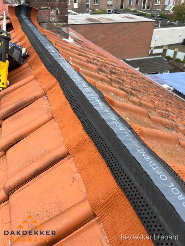 Nokventilatie installeren op hellend pannendak in Brabant