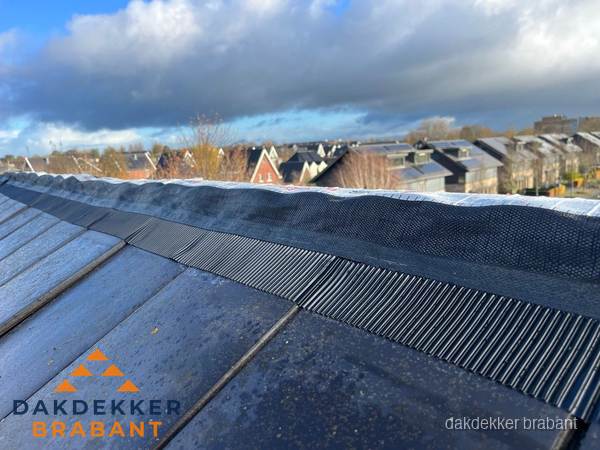 Dakisolatie bij de nok met ventilatieprofiel op schuin dak in Brabant Dakisolatie bij de nok met ventilatieprofiel op schuin dak in Brabant