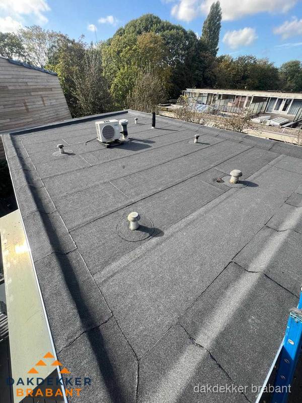 Kosten dakdekker: afgewerkt plat bedrijfsdak met bitumen in Brabant