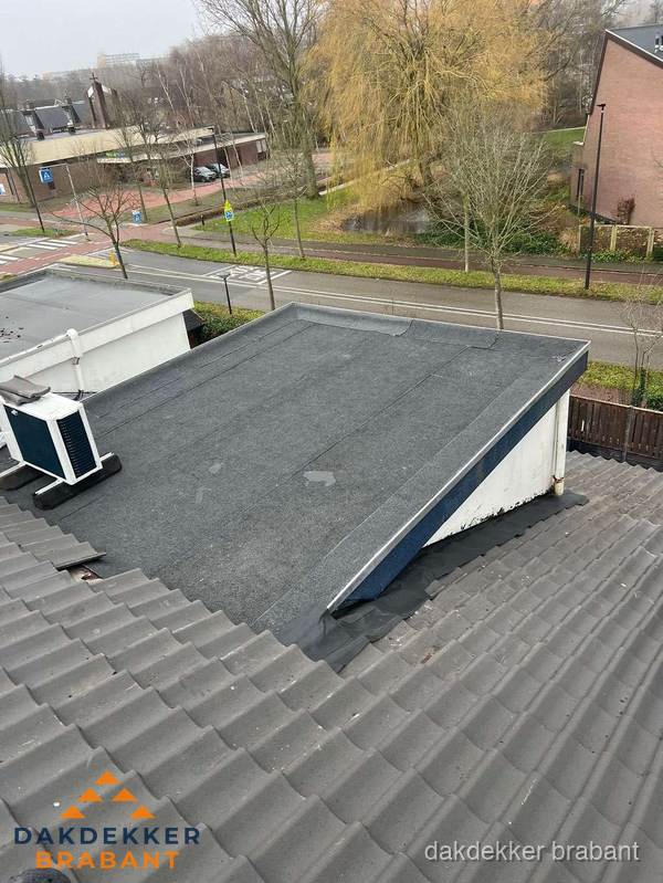Plat dak met bitumen isolatie en dakbedekking in Brabant