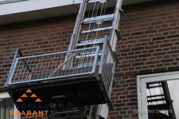 Ladderlift met dakpannen voor dakpan reparatie in Brabant Ladderlift met dakpannen voor dakpan reparatie in Brabant