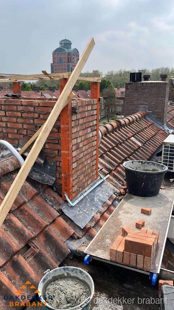 Schoorsteen renovatie met metselwerk op schuin dak in Brabant Schoorsteen renovatie met metselwerk op schuin dak in Brabant