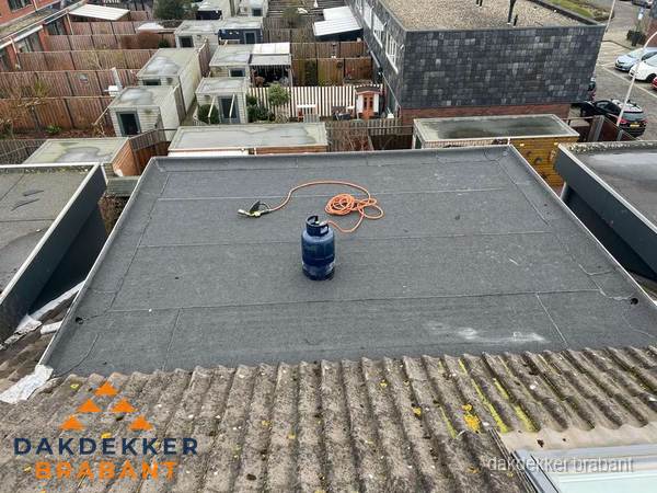 Plat dak met nieuwe bitumen dakbedekking en brandgereedschap in Brabant Plat dak met nieuwe bitumen dakbedekking en brandgereedschap in Brabant