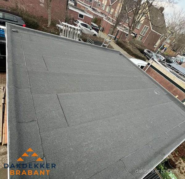 Nieuwe bitumen dakbedekking op plat dak van garage in Brabant