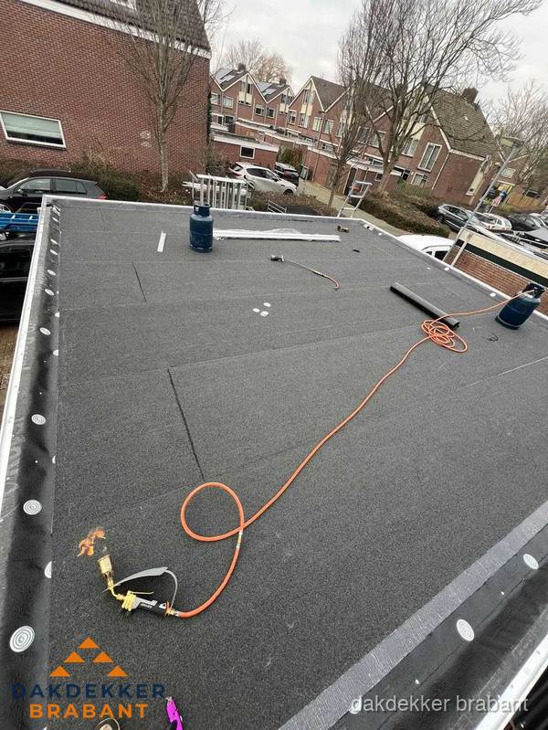 Afgewerkte dakrenovatie met bitumen op plat dak in Brabant Afgewerkte dakrenovatie met bitumen op plat dak in Brabant