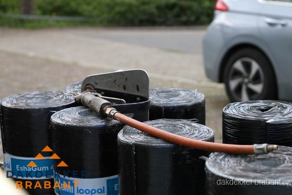 Rollen bitumen dakbedekking EshaGum klaar voor installatie in Brabant Rollen bitumen dakbedekking EshaGum klaar voor installatie in Brabant